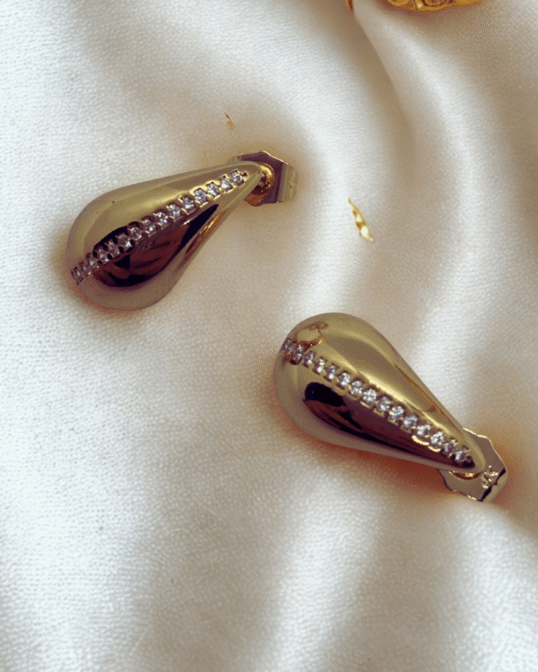 316L Kararmaz Çelik Gold Bottega Zirkon Taşlı Küpe – Modern ve Zarif